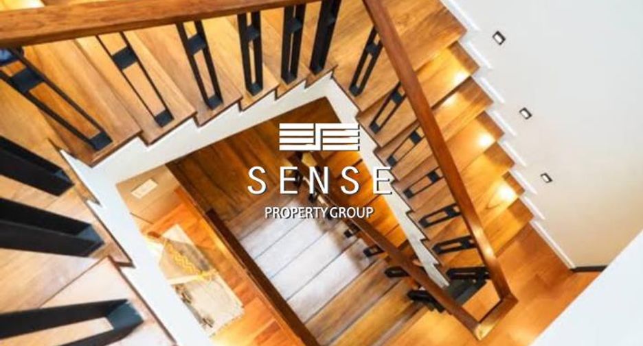 For sale 4 bedrooms townhouse in Watthana, Bangkok