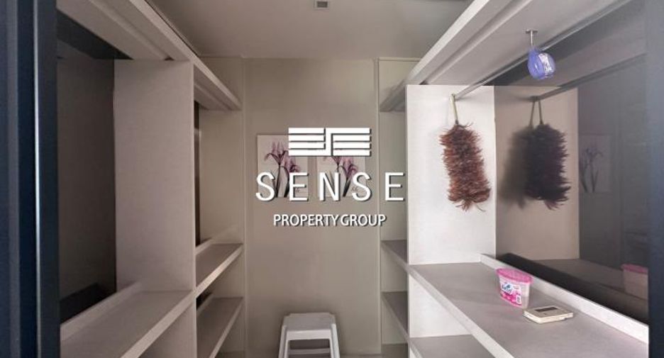 For sale 4 bedrooms townhouse in Watthana, Bangkok