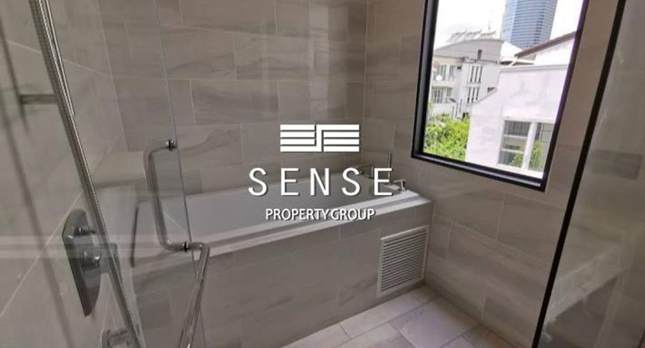 For sale 4 bedrooms townhouse in Watthana, Bangkok