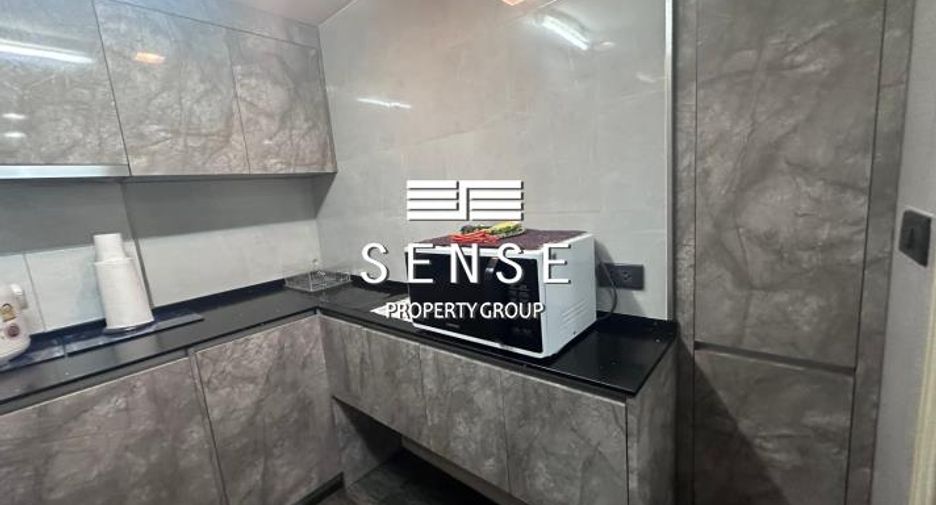 For sale 4 bedrooms townhouse in Watthana, Bangkok