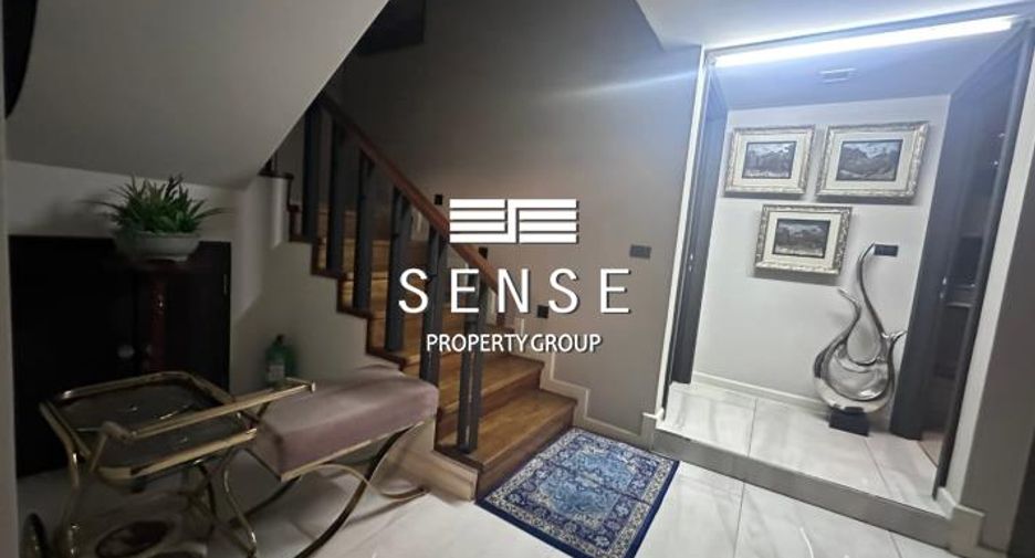 For sale 4 bedrooms townhouse in Watthana, Bangkok