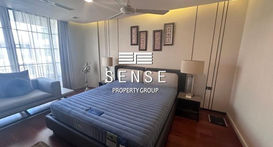 For sale 4 bedrooms townhouse in Watthana, Bangkok