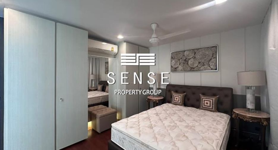 For sale 4 bedrooms townhouse in Watthana, Bangkok