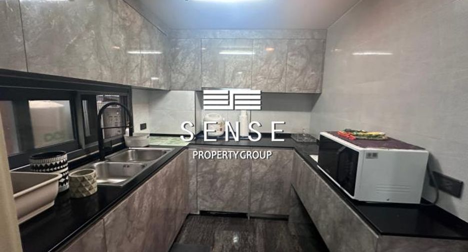 For sale 4 bedrooms townhouse in Watthana, Bangkok