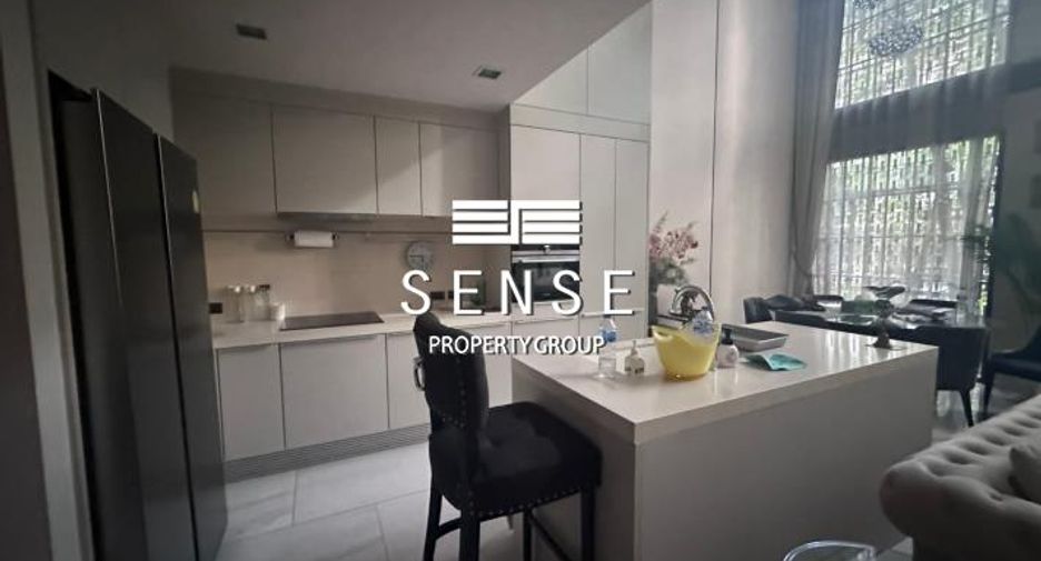 For sale 4 bedrooms townhouse in Watthana, Bangkok