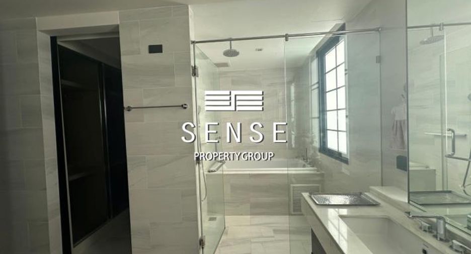 For sale 4 bedrooms townhouse in Watthana, Bangkok