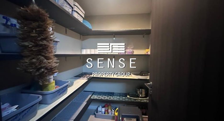 For sale 4 bedrooms townhouse in Watthana, Bangkok