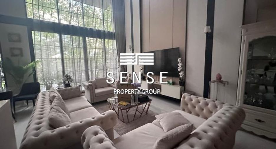 For sale 4 bedrooms townhouse in Watthana, Bangkok