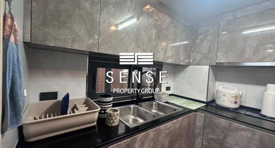 For sale 4 bedrooms townhouse in Watthana, Bangkok