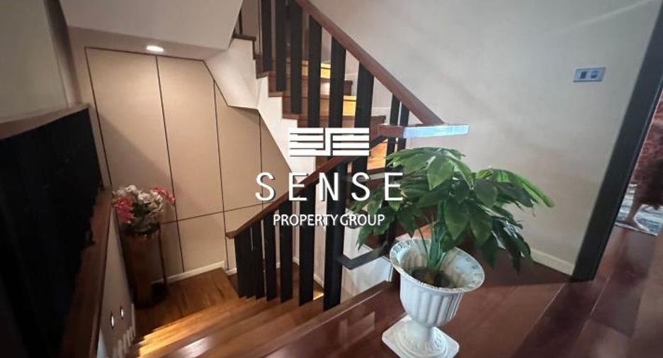 For sale 4 bedrooms townhouse in Watthana, Bangkok
