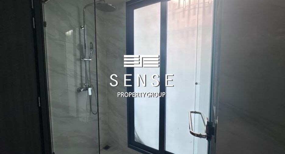 For sale 4 bedrooms townhouse in Watthana, Bangkok
