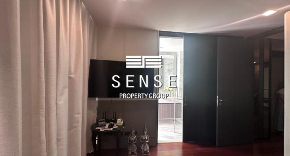 For sale 4 bedrooms townhouse in Watthana, Bangkok