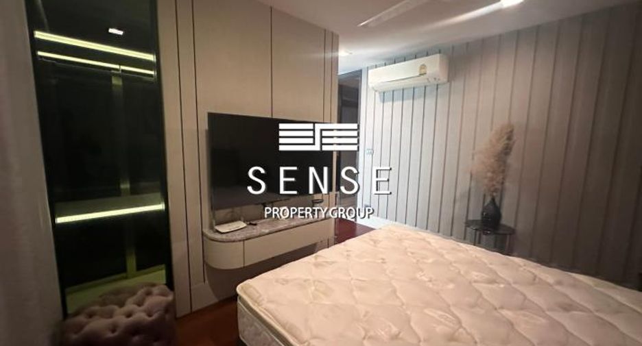 For sale 4 bedrooms townhouse in Watthana, Bangkok