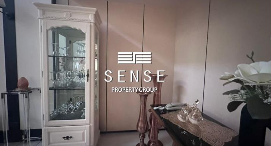 For sale 4 bedrooms townhouse in Watthana, Bangkok