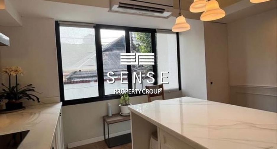 For rent 3 bedrooms townhouse in Watthana, Bangkok