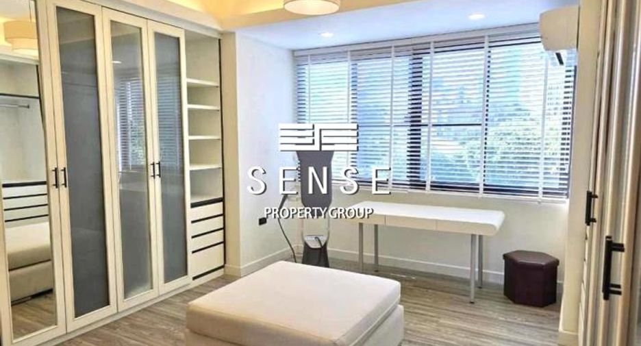 For rent 3 bedrooms townhouse in Watthana, Bangkok