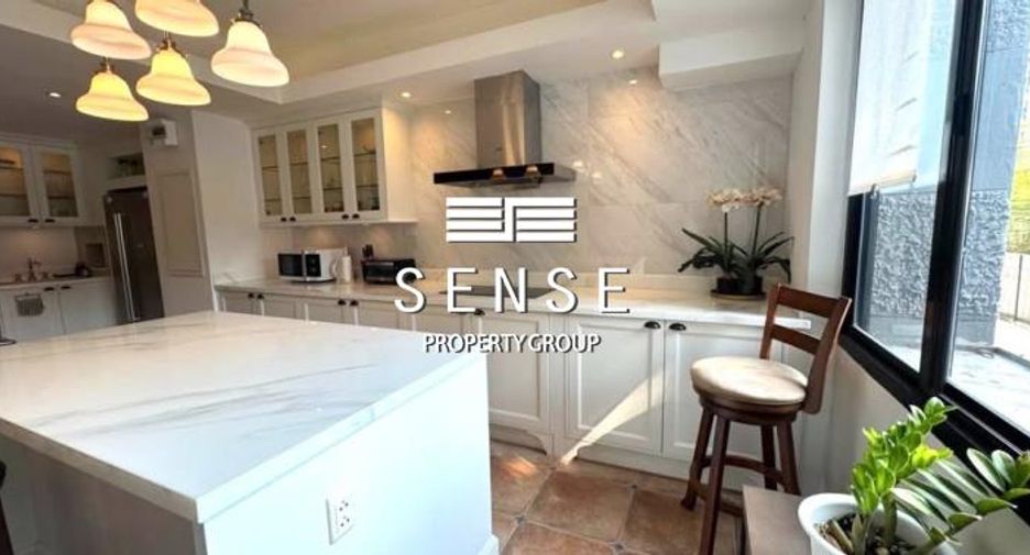 For rent 3 bedrooms townhouse in Watthana, Bangkok