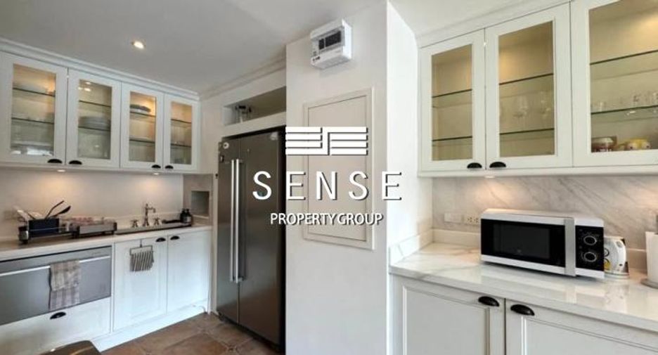 For rent 3 bedrooms townhouse in Watthana, Bangkok