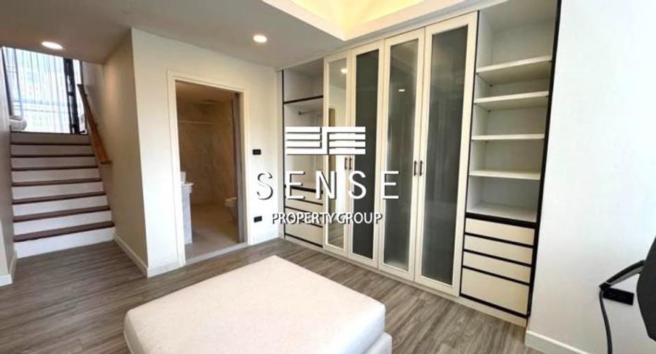 For rent 3 bedrooms townhouse in Watthana, Bangkok