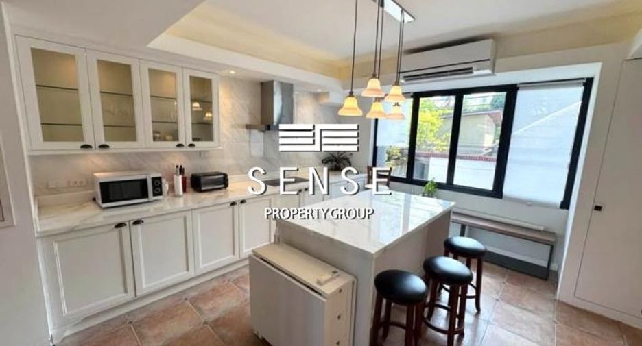 For rent 3 bedrooms townhouse in Watthana, Bangkok