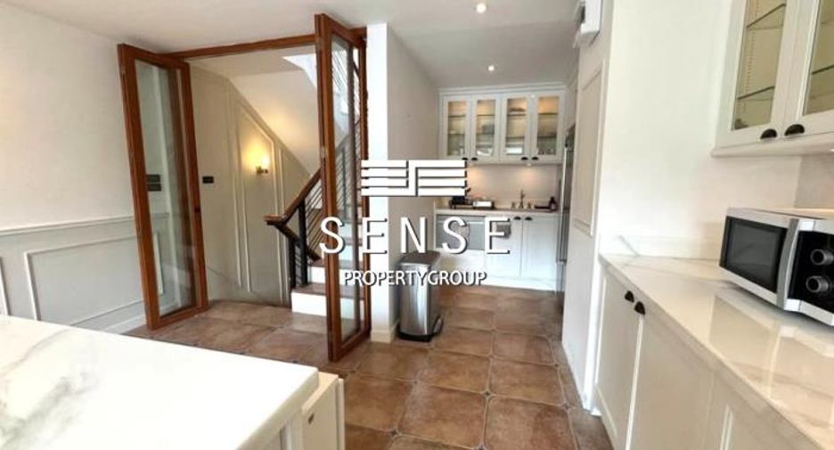 For rent 3 bedrooms townhouse in Watthana, Bangkok
