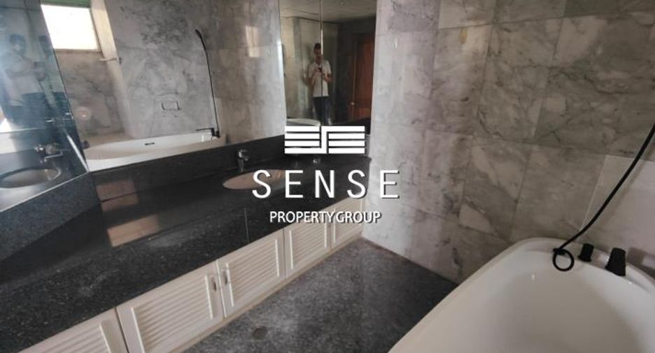 For sale 4 bedrooms condo in Watthana, Bangkok