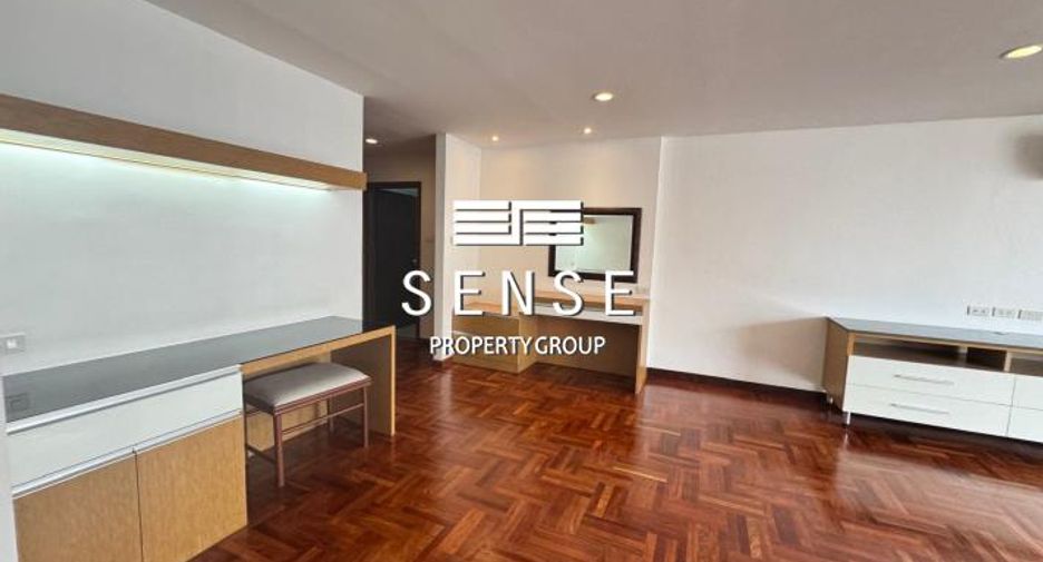 Condo en alquiler de 3 habitaciones en Khlong Toei, Bangkok