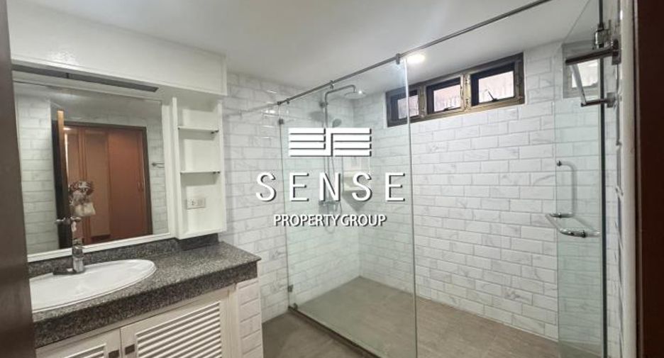 Condo en alquiler de 3 habitaciones en Khlong Toei, Bangkok