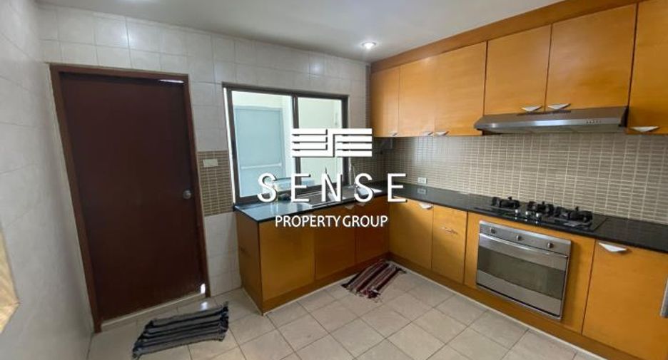 For sale 3 bedrooms condo in Khlong Toei, Bangkok
