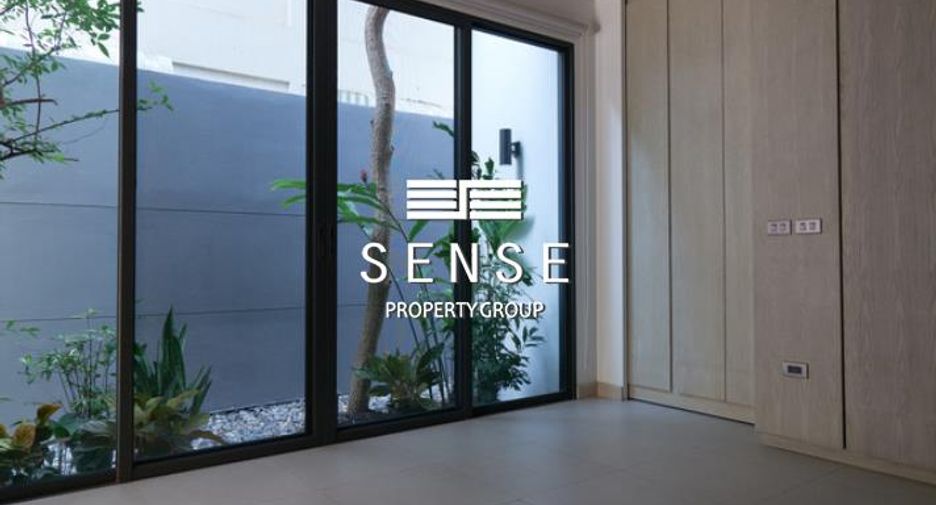 For rent 3 bedrooms townhouse in Watthana, Bangkok