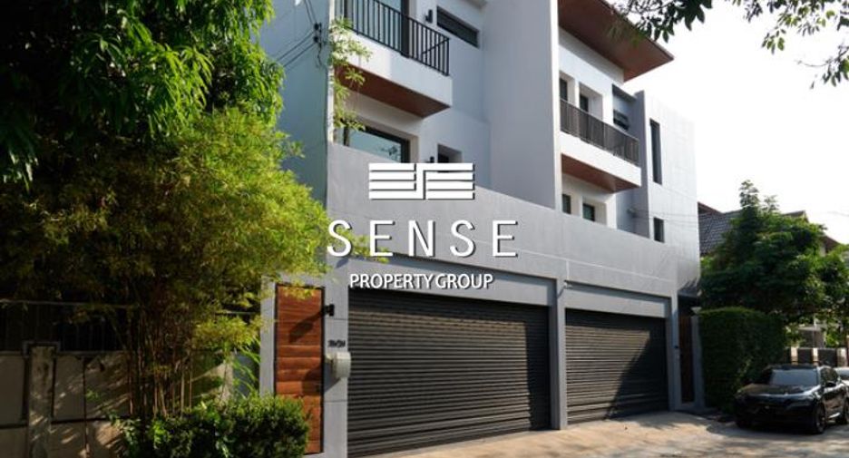 For rent 3 bedrooms townhouse in Watthana, Bangkok