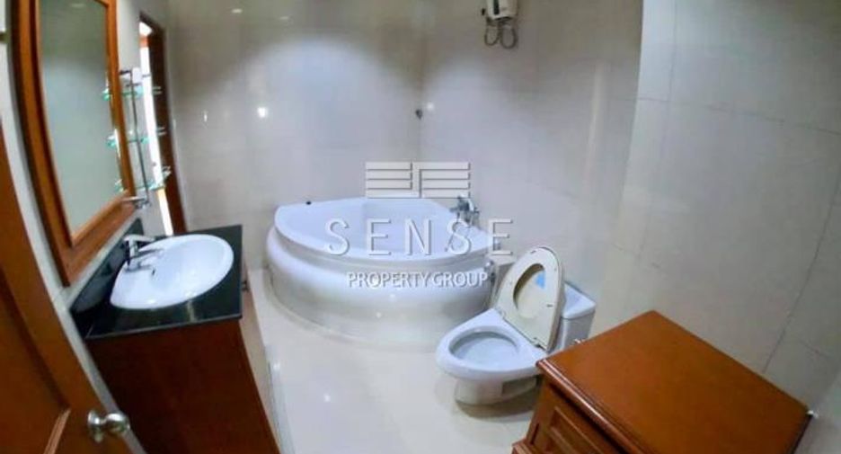 For rent 4 bedrooms house in Khlong Toei, Bangkok