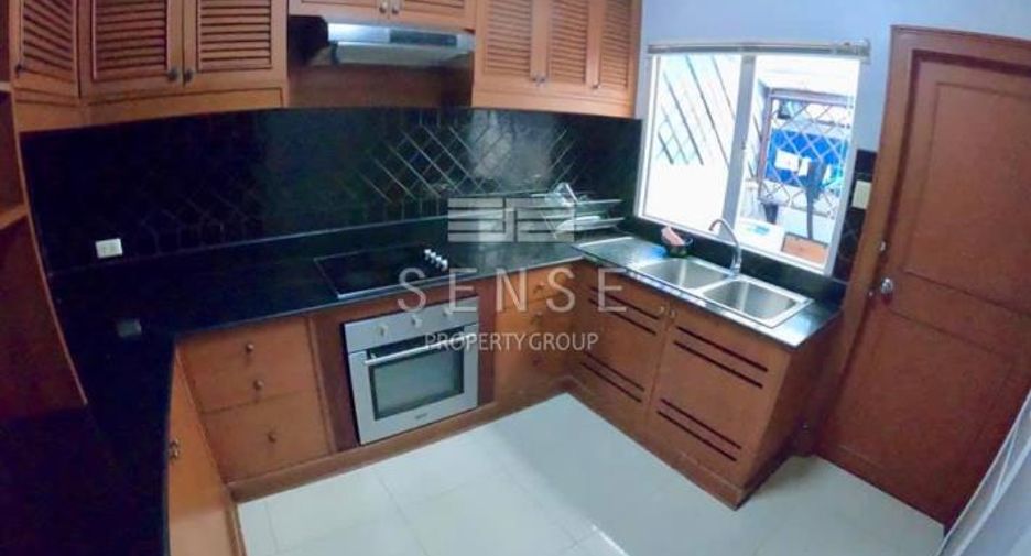 For rent 4 bedrooms house in Khlong Toei, Bangkok