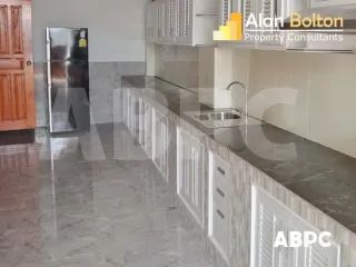 Casa en alquiler de 5 habitaciones en Bang Lamung, Chonburi