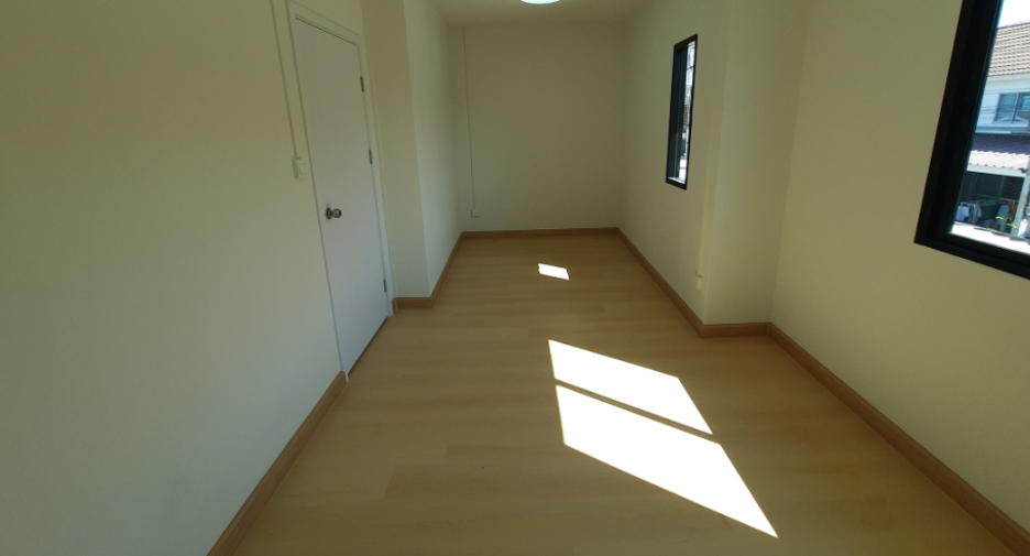 For sale 2 bedrooms townhouse in Khlong Luang, Pathum Thani
