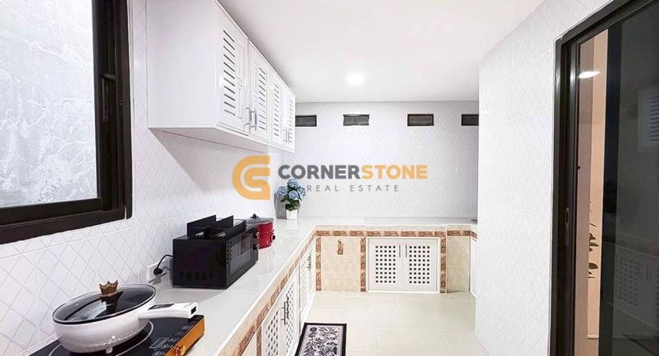 Casa en alquiler de 5 habitaciones en Bang Lamung, Chonburi
