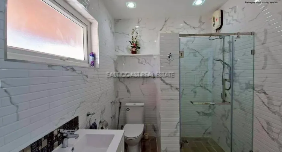 For rent and for sale 4 bedrooms house in Bang Lamung, Chonburi