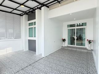 For sale 5 ベッドルーム townhouse in Bang Lamung, Chonburi