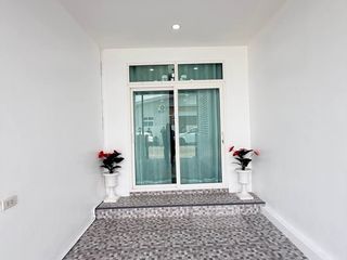 For sale 5 ベッドルーム townhouse in Bang Lamung, Chonburi
