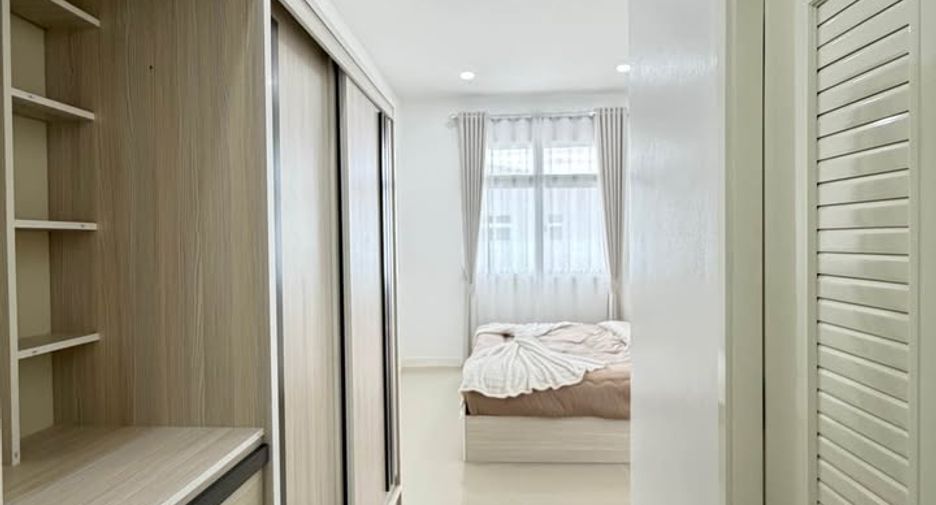 For sale 5 ベッドルーム townhouse in Bang Lamung, Chonburi