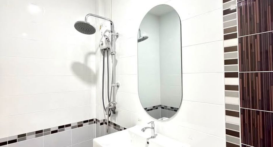 For sale 5 ベッドルーム townhouse in Bang Lamung, Chonburi