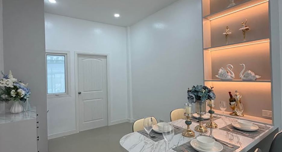 For sale 5 ベッドルーム townhouse in Bang Lamung, Chonburi