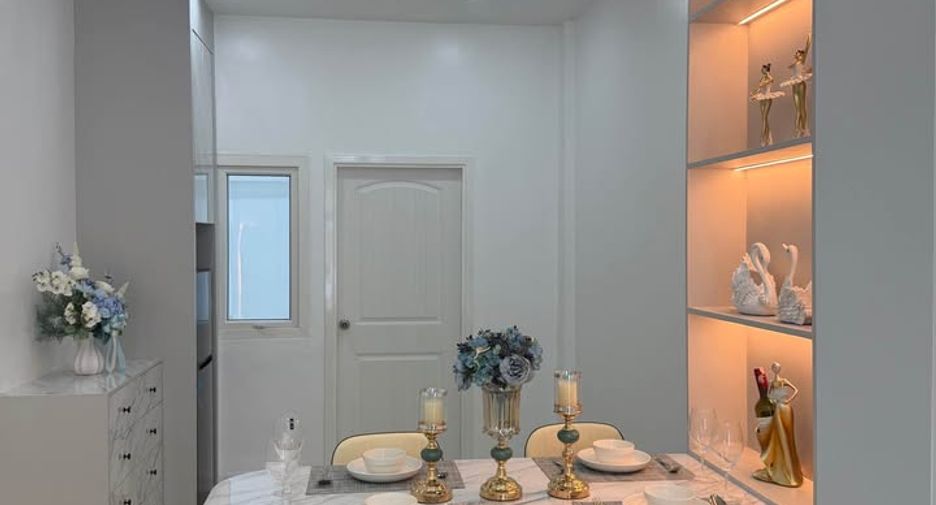 For sale 5 ベッドルーム townhouse in Bang Lamung, Chonburi