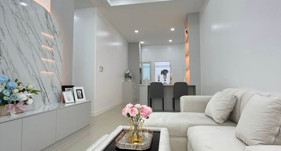 For sale 5 ベッドルーム townhouse in Bang Lamung, Chonburi