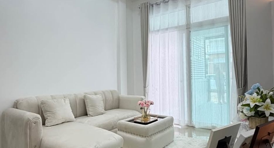 For sale 5 ベッドルーム townhouse in Bang Lamung, Chonburi