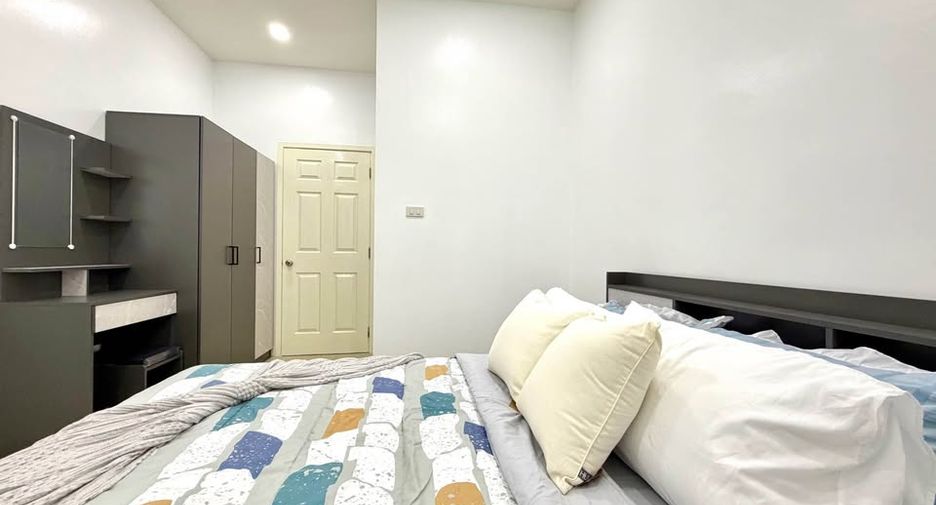 For sale 5 ベッドルーム townhouse in Bang Lamung, Chonburi