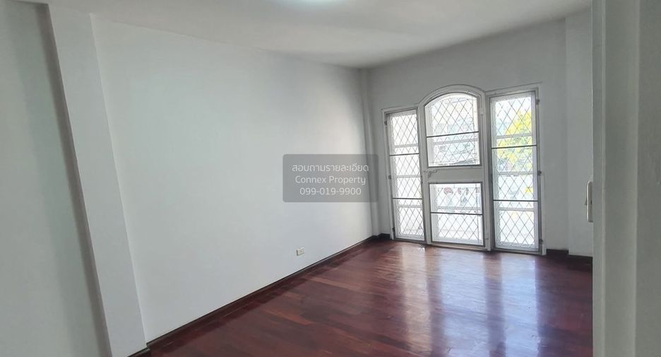 Casa en venta de 5 habitaciones en Phra Khanong, Bangkok