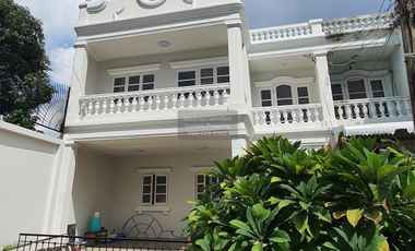 À vendre 5 chambres maison à Phra Khanong, Bangkok
