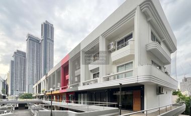 Casa adosada en venta de 9 habitaciones en Watthana, Bangkok