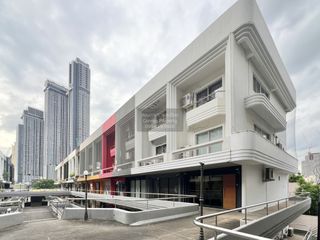 Reihenhaus zum Kauf mit 9 Zimmer in Bang Kapi, Bangkok